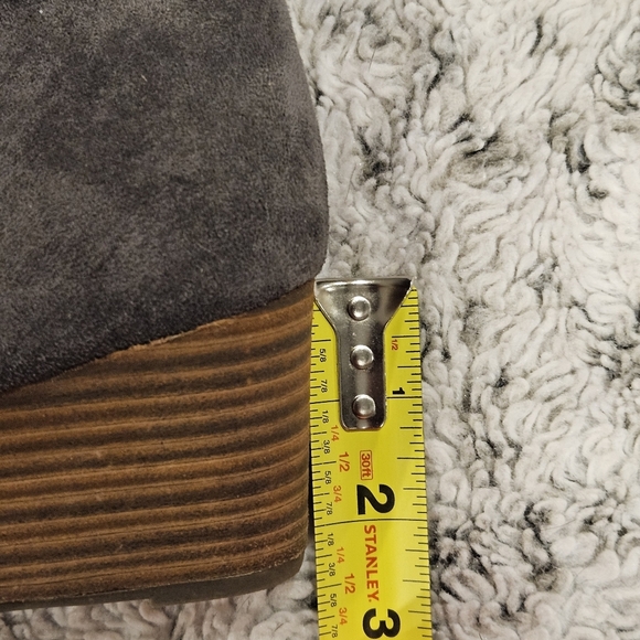 Dr. Scholl's SZ 8 Dakota Gray 2.25" Wedge Closed Almond Toe Tassel Laces Bootie - Picture 4 of 9